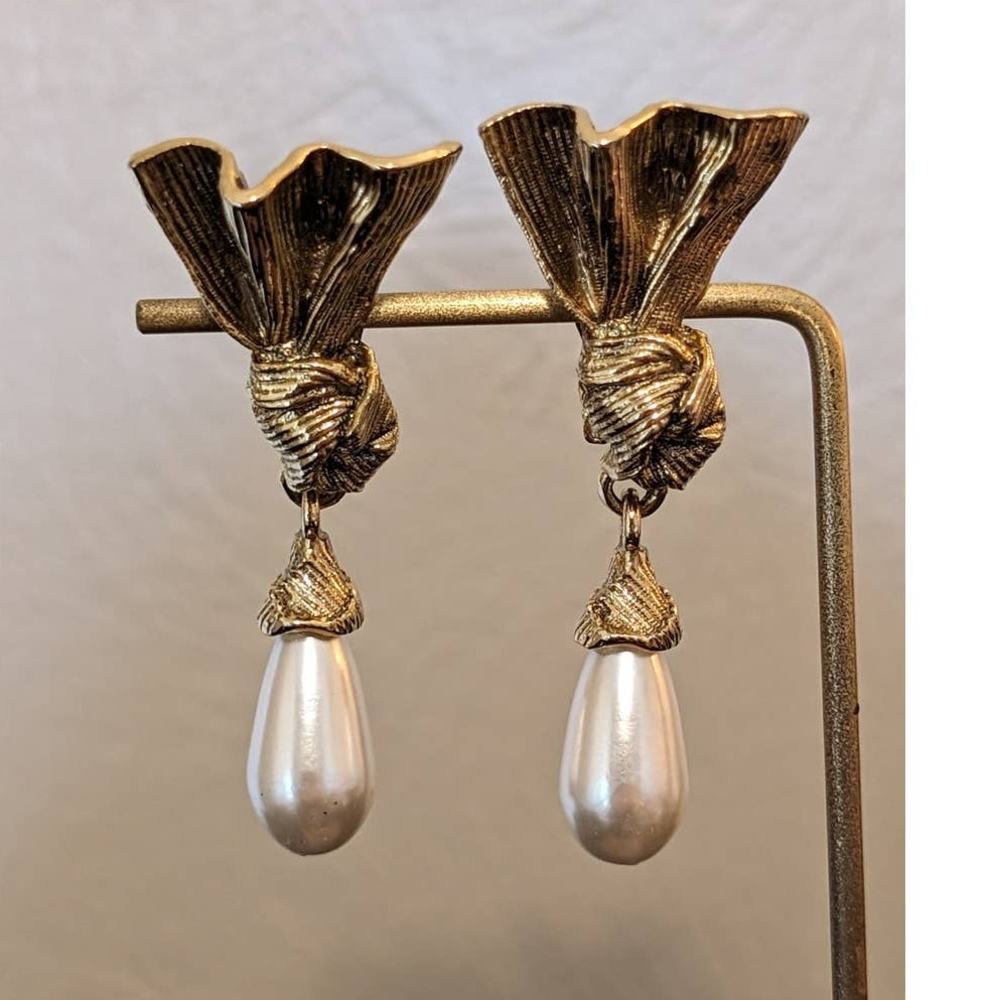 Vintage 80s Knotted Fan & Faux Teardrop Pearl Drop Clip On Statement Earrings
